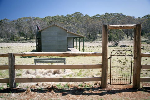 Brackens Hut - Lightning Ridge Tourism 2