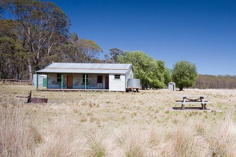Brackens Hut - Lightning Ridge Tourism 0