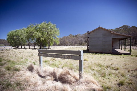Brackens Hut - Lightning Ridge Tourism 1