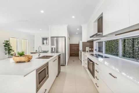 Brand New PRIZE HOME 50m Path To Beach - Lightning Ridge Tourism 1