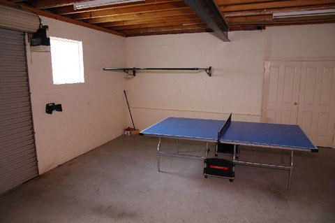 Breakers 2, 13 East Street - Lightning Ridge Tourism 2