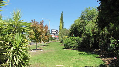 Bristol Hill Motor Inn & Peppa's Licensed Restaurant - Lightning Ridge Tourism 2