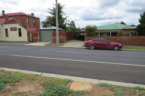Bristol House Accommodation - Lightning Ridge Tourism 1