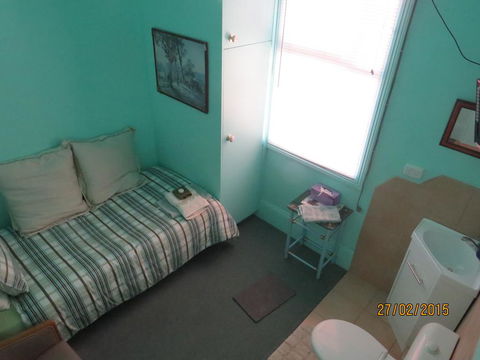 Bristol House Accommodation - Lightning Ridge Tourism 3