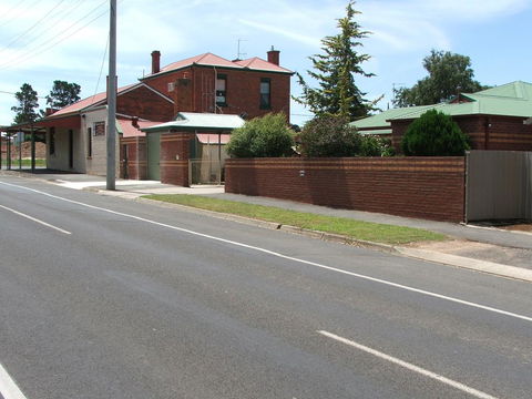 Bristol House Accommodation - Lightning Ridge Tourism 0