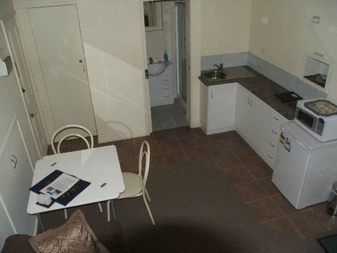 Bristol House Accommodation - Lightning Ridge Tourism 2