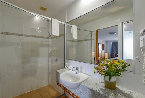 Burnett Riverside Hotel - Lightning Ridge Tourism 2