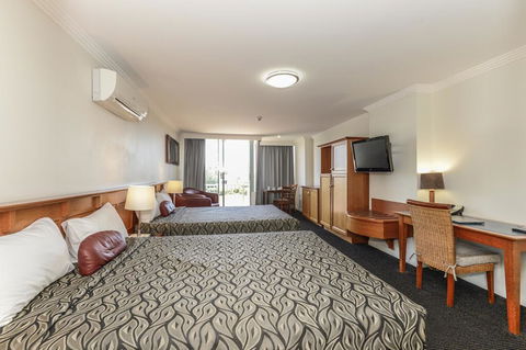 Burnett Riverside Hotel - Lightning Ridge Tourism 3