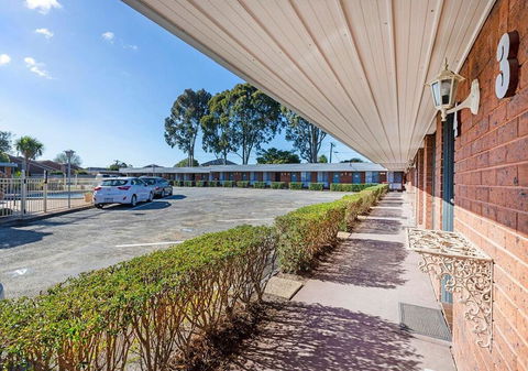 Burwood East Motel - Lightning Ridge Tourism 1