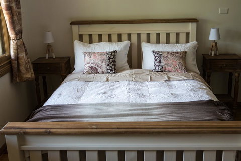 Buttercup Hill - Lightning Ridge Tourism 1