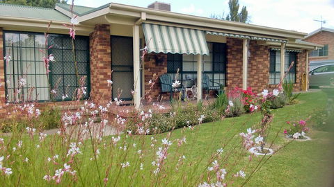 Butterfly Cottage - Lightning Ridge Tourism 1