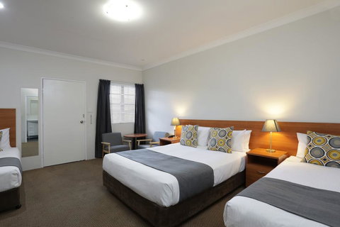 Cadman Motor Inn And Apartments - Lightning Ridge Tourism 2