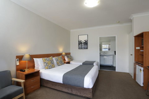 Cadman Motor Inn And Apartments - Lightning Ridge Tourism 1