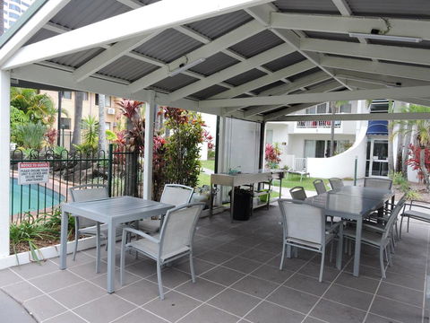 Cannes Court Apartments - Lightning Ridge Tourism 3