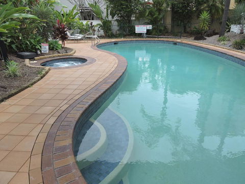 Cannes Court Apartments - Lightning Ridge Tourism 2