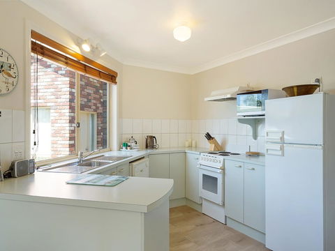 Captain's Quarters Bermagui - Lightning Ridge Tourism 1