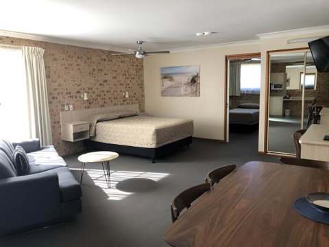 Cardiff Motor Inn - Lightning Ridge Tourism 2