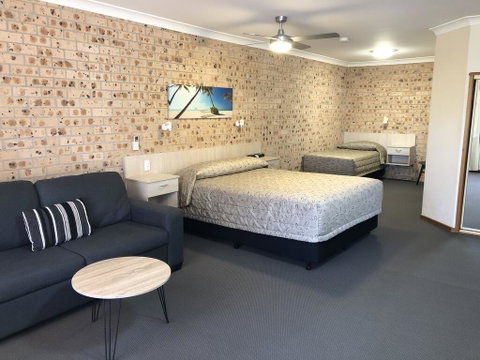 Cardiff Motor Inn - Lightning Ridge Tourism 0