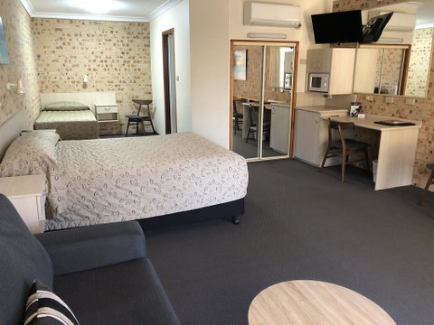 Cardiff Motor Inn - Lightning Ridge Tourism 3