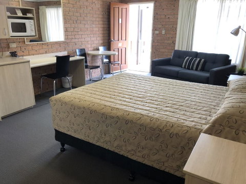 Cardiff Motor Inn - Lightning Ridge Tourism 1