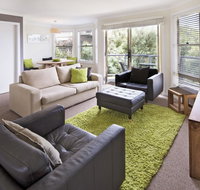 Caribou 3 - Modern  spacious with views over Lake Jindabyne - Lightning Ridge Tourism