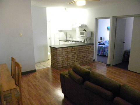 Carnarvon Central Apartments - Lightning Ridge Tourism 2