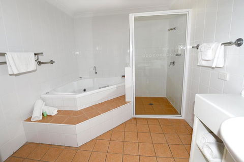 Carriers Arms Hotel Motel - Lightning Ridge Tourism 1