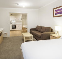 Cascades 3 Well Appointed and Central location - Lightning Ridge Tourism