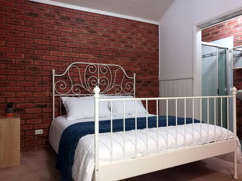 Castle Stay At Lakes Entrance - Lightning Ridge Tourism 3