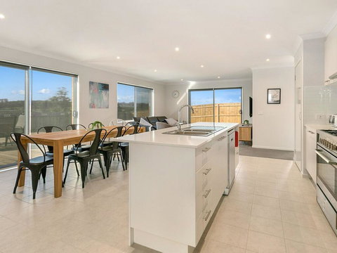 Cazamy Coastal - Lightning Ridge Tourism 0