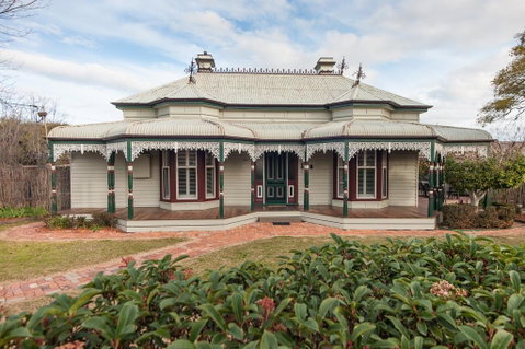 Central Charm - Lightning Ridge Tourism 1