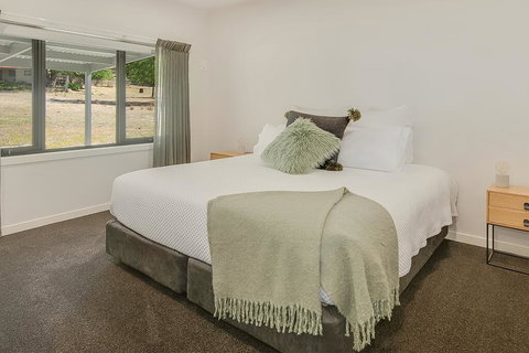 Central Views Halls Gap - Lightning Ridge Tourism 1