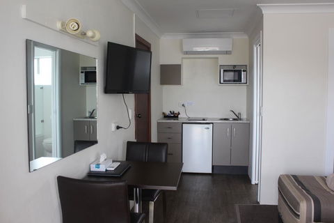 Centrepoint Motel - Lightning Ridge Tourism 3