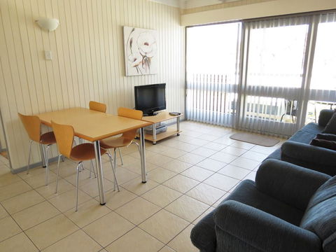 Chapman Court - Lightning Ridge Tourism 2