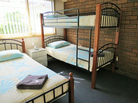 Chapman Court - Lightning Ridge Tourism 1