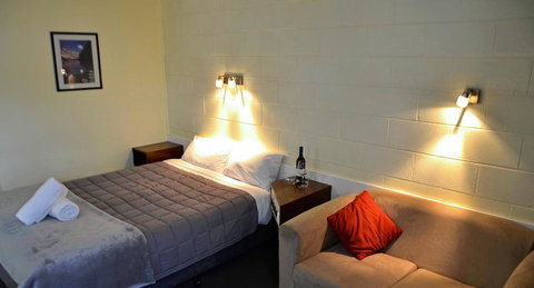 Charles Sturt Motor Inn - Lightning Ridge Tourism 0