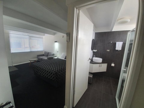 Charles Sturt Motor Inn - Lightning Ridge Tourism 3