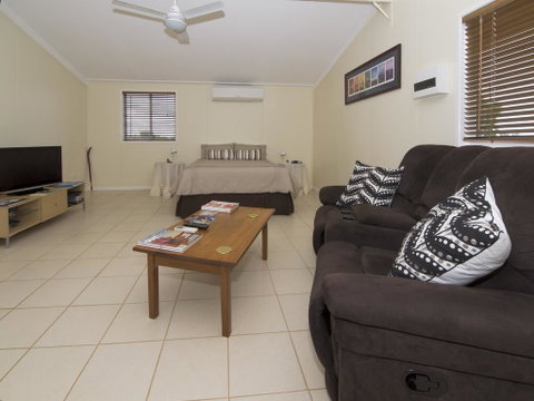 Charleville Bush Cottage - Lightning Ridge Tourism 2