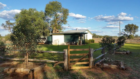 Charleville Bush Cottage - Lightning Ridge Tourism 0