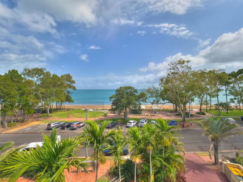 Charlton Apartments On The Esplanade - Lightning Ridge Tourism 2