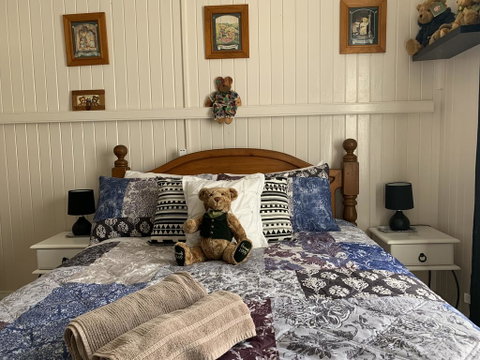 Cherry Blossom Cottage - Lightning Ridge Tourism 0