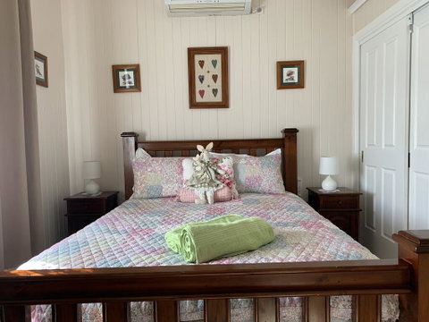 Cherry Blossom Cottage - Lightning Ridge Tourism 1