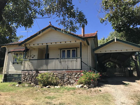 Cherry Blossom Cottage - Beechworth-Getaways - Lightning Ridge Tourism 0