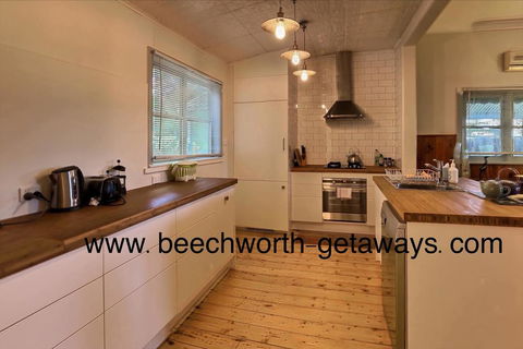 Cherry Blossom Cottage - Beechworth-Getaways - Lightning Ridge Tourism 1