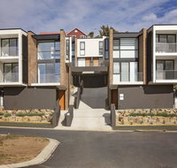 Chilam 'B' - Sophisticated style with views to the lake  mountains - Lightning Ridge Tourism