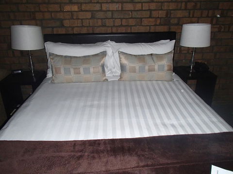 City Colonial Motor Inn - Lightning Ridge Tourism 2