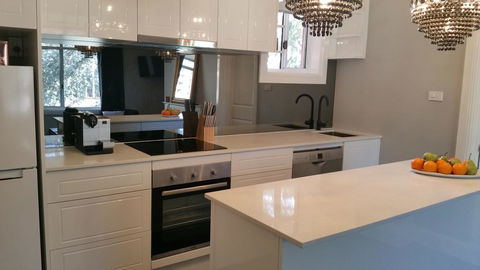 City Life Apartment-full Kitchen & Separate Bedroom - Lightning Ridge Tourism 2
