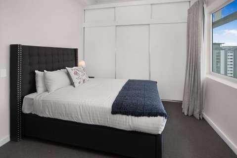City-Centre Apartment With River Views And Balcony - Lightning Ridge Tourism 1