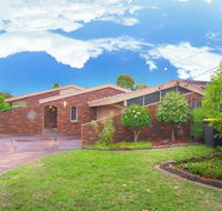 Classic Double Brick Garden House - Lightning Ridge Tourism