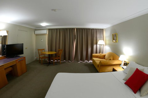 Club Inn Motel - Lightning Ridge Tourism 3